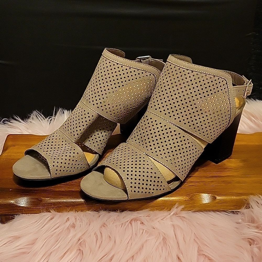 Metaphor  Stone Grey Trinity size 10 EUC